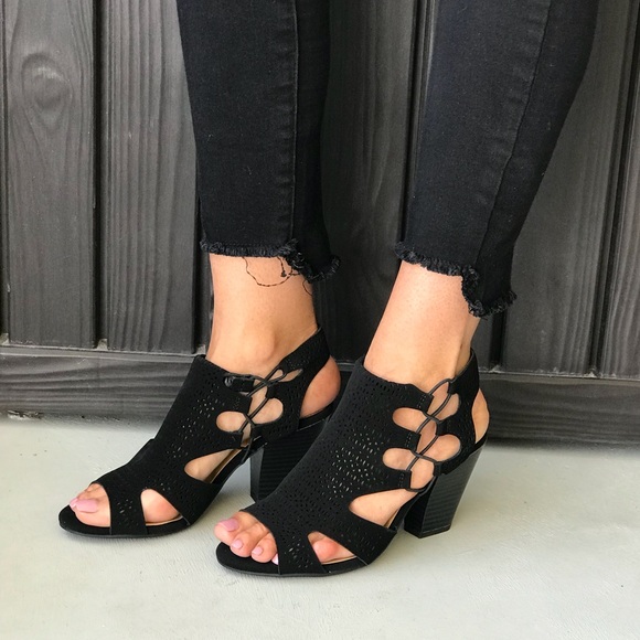 NIB Open Toe Perforated Elasticize Side Sandal - Picture 4 of 8